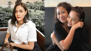 2564) ที่ผ่านมา คุณแม่ ดาวทิพย์ วัชรตระกูล คุณแม่ของปุ๊กลุก… 9awwjybtke5mvm