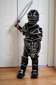 Actualite Culture Actus Sorties Livres Sport Pour Enfants Costume En Carton Costume Chevalier Costumes D Halloween Creatif