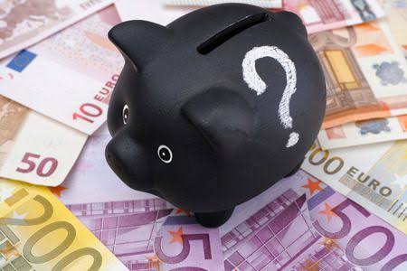Fekete malacpersely k&eacute;rdőjellel az euro bankjegyek felett a h&aacute;ztart&aacute;si b&uuml;dzs&eacute; tervez&eacute;s&eacute;hez
