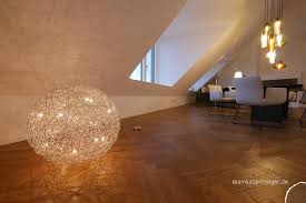 Struktur aus pulverbeschichtetem aluminium und details aus teakgefärbtem aluminium (neue ausführung 2019). Wohnzimmer Penthouse Munchen Teamlutzenberger