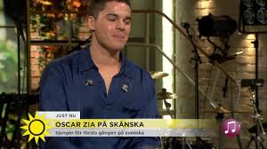 Låten har en råare, mer opolerad produktion än. Oscar Zia Feat Leslie Tay Kyss Mig I Slo Mo Offical Music Video By Warner Music Sweden