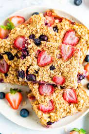 We top this lovely treat with pieces of dark chocolate, some roasted peanuts, and cashews. Berry Baked Oatmeal Bars Eating Bird Food