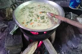 Ciri khas sayur lodeh yakni racikan bumbunya menggunakan santan kental dan rasanya cenderung pedas, namun cita rasanya sungguh spesial maknyus, yuk belajar membuatnya. Tradisi Sayur Lodeh Penangkal Pageblug Dan Terminologi Terserah Lo Deh