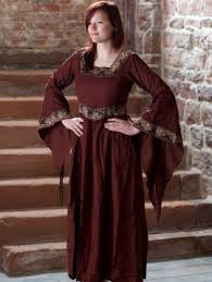 Vers le xiie siècle, les femmes nobles, portent des robes près du corps avec de larges manches, parées d'une ceinture large et longue marquant la taille, se croisant dans le dos pour se nouer devant. Robes Medievales