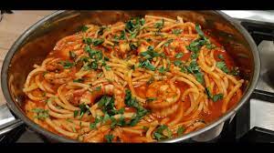 Pentru sosul verde decor se blendeaza patrunjelul cu busuioc si ulei de masline pana se fromeaza o pasta omogena cu care se orneaza farfuria. Paste Cu Creveti Shrimppasta Alinainthekitchen Asmr Youtube