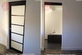 Une Porte Coulissante Dans Un Galandage Dissimulee Dans Une Cloison Porte Coulissante Cloison Cloison Japonaise