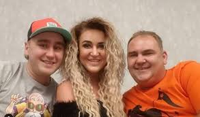 Przed telewizorem to program oparty na brytyjskim formacie, który miał swoją premierę w polsce 6 września 2014 r. Gogglebox Przed Telewizorem Agnieszka Kotonska Zdradzila Jakie Relacje Panuja Miedzy Uczestnikami Programu Ciekawostki Maxxx News Rmf Maxxx