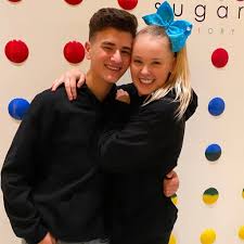 Jojo siwa of nickelodeon d.r.e.a.m. Erstes Paar Pic Mit Ihm Ist Websternchen Jojo Siwa Zusammen Promiflash De