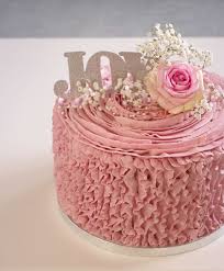 Ruffle Cake A La Framboise Recette Cake Framboise Decoration Gateau Anniversaire Gateaux D Anniversaire Rose