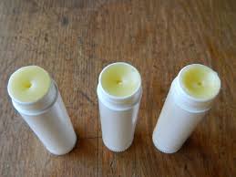 Diy Fabriquer Un Baume A Levres Naturel A Base De Cire D Abeille Baume A Levres Maison Recettes Baume Pour Les Levres Baume A Levres