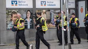 Polizeibeamte stehen am frankfurter hauptbahnhof an einem schwarzen bmw, mit dem mehrere. Bankuberfall In Berlin Polizei Sucht Bewaffnete Tater Stern De
