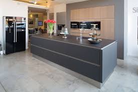 Kuche Schwarz Glas Grifflos Mit Einer Keramik Arbeitsplatte In 12 Mm Und Side By Side Kuhlschrank Siemens Mit S Arbeitsplatte Kuche Arbeitsplatte Kuche Schwarz