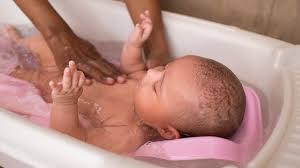 The Steps to Your Baby's First Bath