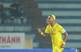 Hagl vẫn đang giữ áo vàng. Vong 1 V League 2021 Ngoáº¡i Binh Tiáº¿p Tá»¥c Ap Ä'áº£o Cáº§u Thá»§ Viá»‡t Nam Bong Ä'a Vietnam Vietnamplus
