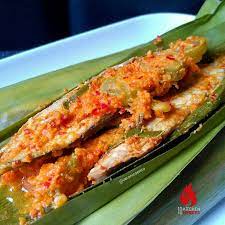 Oleskan bumbu halus ke ikan nila. Brengkesan Pindang Pepes Ikan Mary Memasak