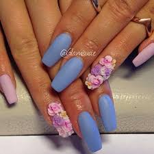 Uñas largas con flores grandes en 3d en dos uñas, en el medio de las flores en 3d un diamante y en las otras pintadas las flores mas pequeñas. Https Xn Uasdecoradas 9gb Co 3d