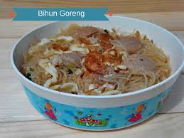 Soto (also known as sroto, tauto, saoto, or coto) is a traditional indonesian soup mainly composed of broth, meat, and vegetables. Bihun Goreng Dapur Ngebut