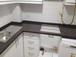 Çimstone levhaların üretim süreci sert, granül halindeki, doğal kuvars tanecikleriyle başlar. Cimstone Tezgah Modelleri Ve Resimleri Belenco Tezgah