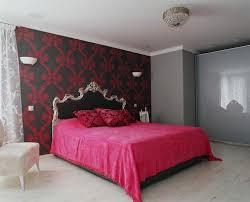 كيفية الجمع بين ورق الجدران في صورة غرفة النوم