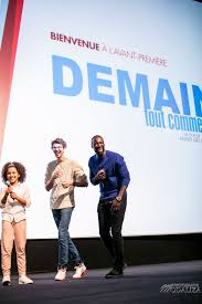 Sur l'affiche du nouveau film du producteur et réalisateur philippe godeau, deux personnages marchent en riant dans la lumière et la poussière. Cinema Demain Tout Commence Avec Omar Sy Critique Et Photo D Avant Premiere Mon Blog Modaliza Photographe Demain Tout Commence Photographie Nouveaux Films