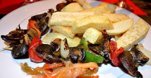 Brochette D Escargots Aux Ignames Frites Abidjan Food Recettes Africaines Brochette Alimentation