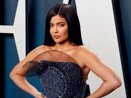 Her instagram feed is filled with incredibly elaborate manicures featuring the covers of current reads, and you won't believe the detail that goes into them. Kylie Jenner S New Rainbow Manicure Is Perfect For Spring Teen Vogue