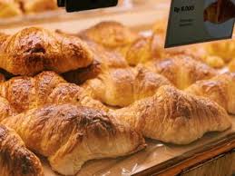 Supaya tampilan lekker holland tidak polos kamu juga bisa menambahkan topping seperti kacang almond kismis cokelat chips keju dan lainnya. Breadtalk Review Indra Mulia Di Restoran Breadtalk Grogol