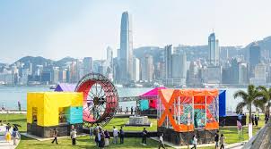 新奇地標進駐西九🏠！大型表演藝術及建築裝置《輪居》（Pollinator）登陸「西九家FUN藝術節」（至4月27日），在香港作全球首度展出。《輪居》由美國藝術家Alex  Schweder和Ward Shelley共同策劃，以別開生面的方式進行人與空間的探索實驗，參與的藝術家們分組輪流進駐，帶 ...