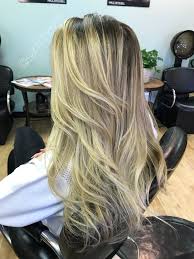 2018 Balayage Hair Trends For Natural Looking Blondes Warm Neutral Platinum Icy Blonde Hair With Dark Roots Balayage Hair Blonde With Dark Roots Balayage