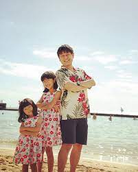 パパはやっぱり大きいなぁ 3人お揃いのポーズで kaila tours カイラツアーズ hawaii waikiki ハワイ ワイキキ ハワイ旅行 ハワイツアー ハワイツアー会社 ハワイオプショナルツアー ハワイチャーターツアー ハワイ好 couple photos photo scenes