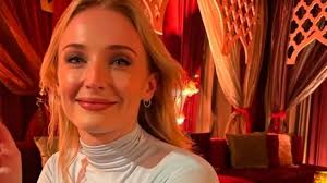 Sophie Turner dan Chris Martin Ketahuan Dekat, Benarkah Sudah Jadian?