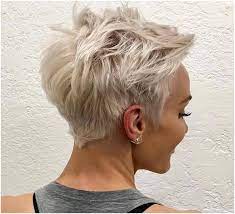 Des Coiffures Courtes Pour Eclaircir Votre Visage Salon Feminin Cheveux Tres Courts Coupe De Cheveux Courte Cheveux Courts