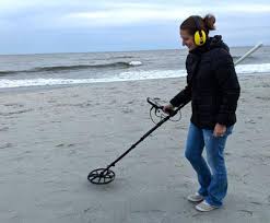 Learn the signals to dig with these tips from metaldetector.com. Treasures In The Sands Beachcombing Magazine