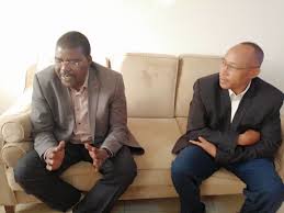 الجلوس في حجر شخص اخر. Ø§Ù„Ø·Ø§Ù‡Ø± Ø­Ø¬Ø± ÙŠÙˆØ¶Ø­ Ù…ÙˆÙ‚Ù Ù‚ÙˆÙŠ ØªØ­Ø±ÙŠØ± Ø§Ù„Ø³ÙˆØ¯Ø§Ù†