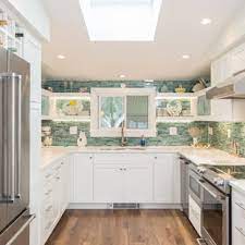 From a minimalist neutral backsplash that spans from ceiling to floor to the tiniest tile mosaic applied above a dainty cooktop, these important design elements provide many decorating and functional possibilities. 75 Beautiful Kitchen With Green Backsplash Pictures Ideas May 2021 Houzz