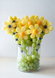 Les Fleurs Comestibles Archzine Fr Brochette Fruits L Art Du Fruit Fleurs De Fruits