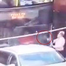 Le salaire d'un chauffeur de bus à la ratp suit une grille bien définie et évoluant selon l'ancienneté : Qui Est Omar M Le Chauffeur Qui A Ecrase Un Automobiliste Et A T Il Ete Asperge De Gaz Lacrymo Eteignez Votre Ordinateur