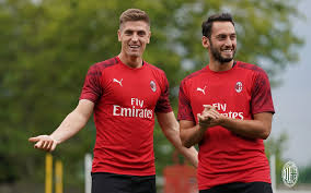 Obwohl er teurer war als erling haaland, hat es in berlin nie . Krzysztof Piatek And Hakan Calhanoglu During Training At Milanello Acmilan Com Rossoneri Blog Ac Milan News