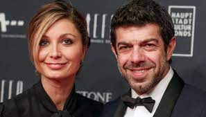 Info su pierfrancesco favino biografia filmografia discografia video foto citazioni curiosità frasi qui puoi conoscere la carriera e le curiosità sulla vita privata di pierfrancesco favino, leggere le notizie. Chi E Anna Ferzetti La Compagna Di Pierfrancesco Favino Dilei