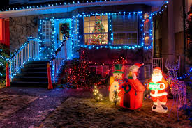 Every neighborhood usually has at least one house that goes above and beyond with their outdoor christmas decorations. Best 500 Christmas Lights Pictures Hd 2019 Download Free Images On Unsplash