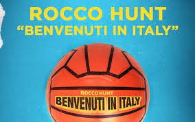 Casualmente un titolo che riporta alla mente un successo dell'estate successiva dei giardino dei semplici es. Rocco Hunt Benvenuti In Italy Testo