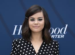 The near peach plain color helps deviate your eyesight through the swirly. Selena Gomez S Short Hair In April 2019 Selena Gomez Just Chopped Her Hair Into A Supershort Bob That S Perfect For Fall Popsugar Beauty Middle East Photo 4