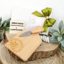 Ce il 250 anniversario di matrimonio il 500 e il 750 rispettivamente dette nozze dargento doro e di platino. Bomboniera Per Matrimonio Anniversario Sposi Tagliere In Legno Per Formaggi Coltellino