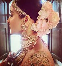 Pin By Isha Deshmukh On Jura Design Bridal Hairstyle Indian Wedding Indian Bridal Hairstyles Indian Bride Hairstyle