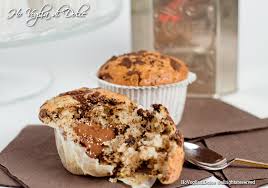 Ottimi da consumare per colazione, a merenda, o per una dolce pausa a mezza mattinata, il muffin mette spesso d'accordo i gusti di tutti. Muffin Con Gocce Di Cioccolato Dal Cuore Morbido