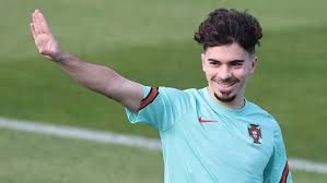 Vitinha himself has been on porto's books since 2011, winning the uefa youth league in 2018/19 alongside silva and also spending time on loan at padroense as part of his development. Vitinha Faz Sonhar E Deixa Europa Louca Europeu Sub 21 Jornal Record