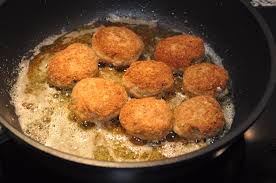 Prendendo un po' d'impasto alla volta, formate delle piccole polpette. Polpette Impanate In Padella