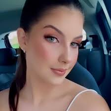 Eduarda Rocha de 21 anos Estudantes do curso de Farmácia estavam na parte  da frente do ônibus quando o coletivo colidiu com outro ônibus na BR-403.  Em respeito à memória das alunas