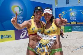 Jogador inglês ataca no bloqueio do sueco no volei. Dupla Olimpica Agatha Duda Bate Juliana Josi E Leva 2Âª Etapa Do Circuito Nacional De Volei De Praia Volei De Praia Ge
