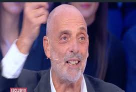Il fidanzato premuroso, il vigile del fuoco tutto d'un pezzo, il padre amorevole, il professionista ricco e stimato, l'operaio carmelo abbate. Live Non E La D Urso Paolo Brosio Tira Acqua Santa Contro Abbate